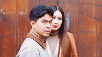 Titi DJ & Cakra Khan. Sebuah simfoni hati yang mengajakmu menyelami kenangan, kehilangan, dan keikhlasan